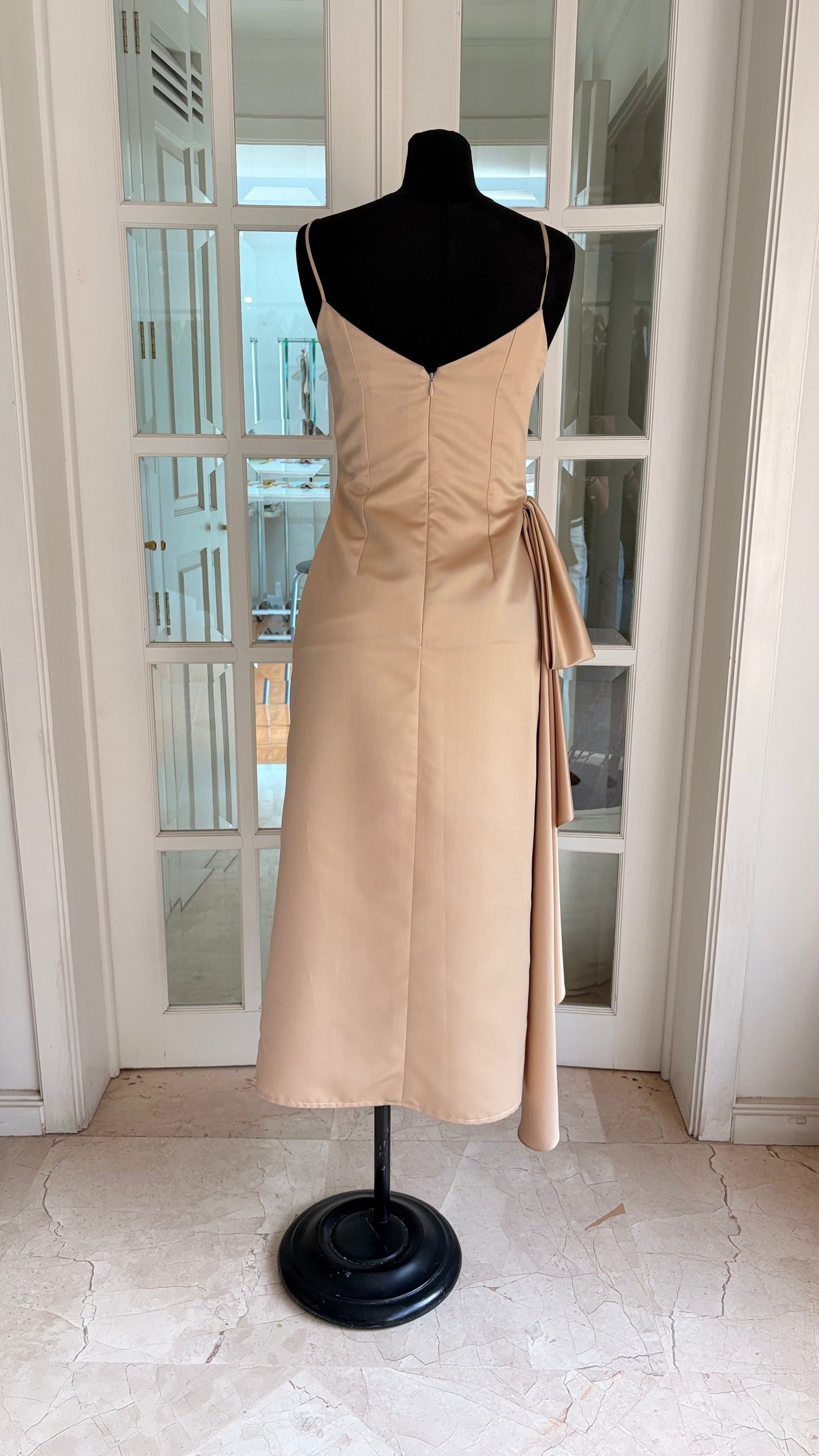 Vestido Carlota Beige Midi.
